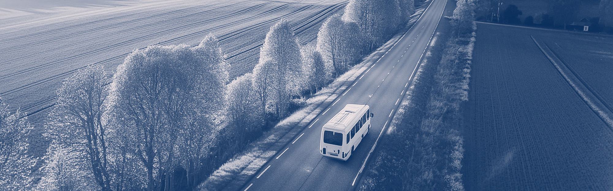 En AI-generarad bild som visar en minibuss snett uppifrån på en landsväg