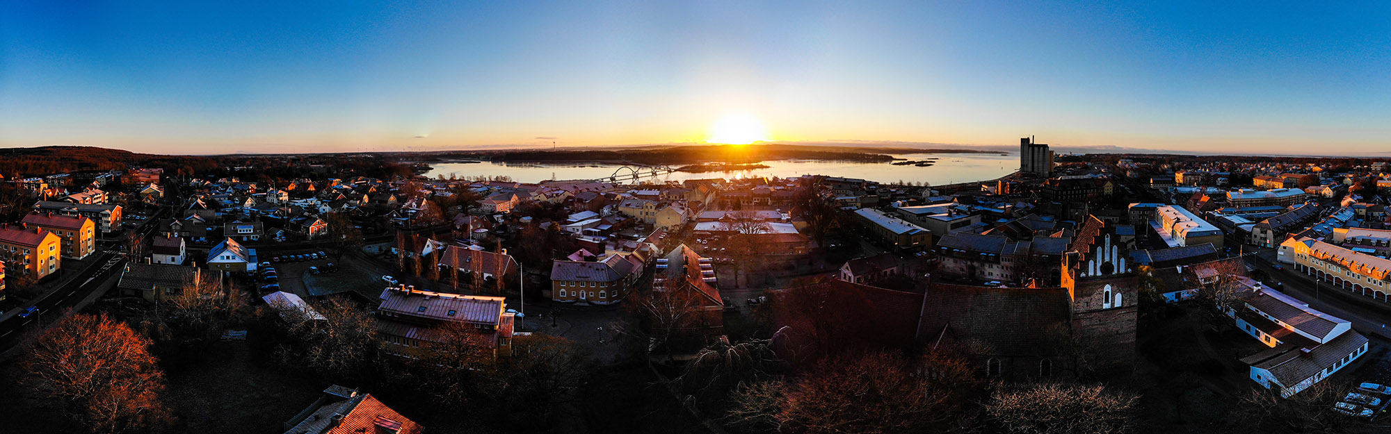 Soluppgång över Sölvesborgs stad med Sölvesborgsbron i bakgrunden.