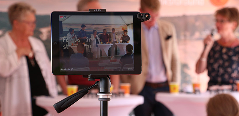 En Ipad filmar en paneldiskussion i Almedalen
