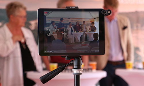 En Ipad filmar en paneldiskussion i Almedalen