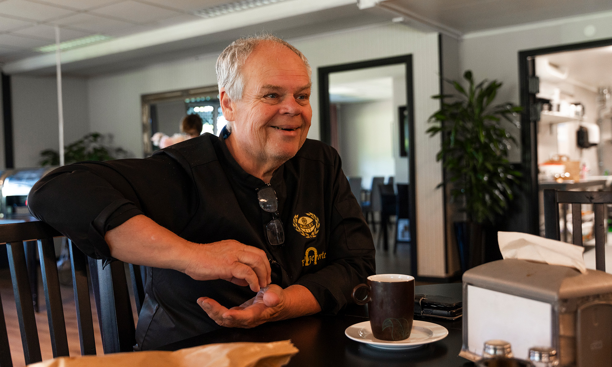 Anders sitter vid ett bord i restaurangen