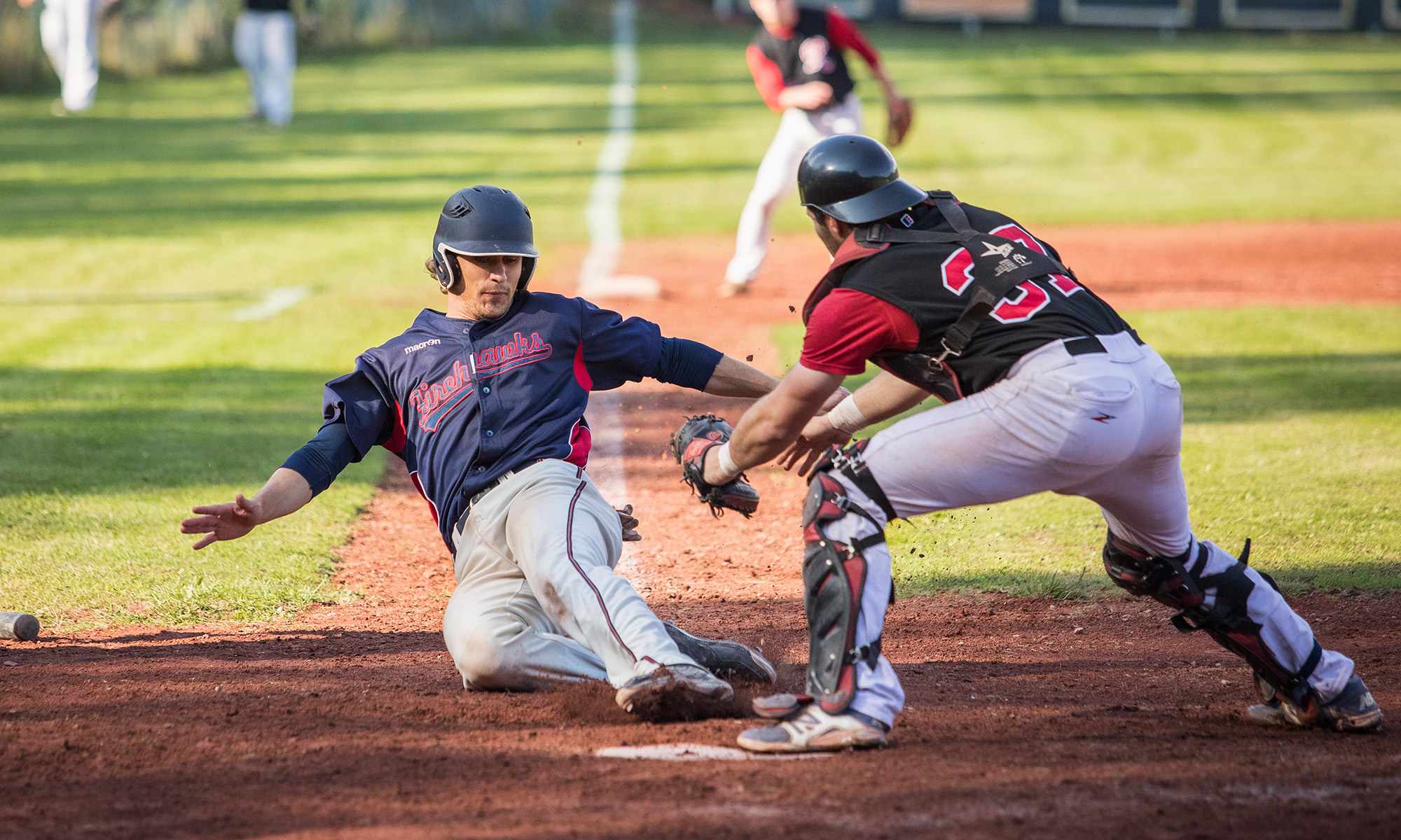 Två basebollspelare i action på planen