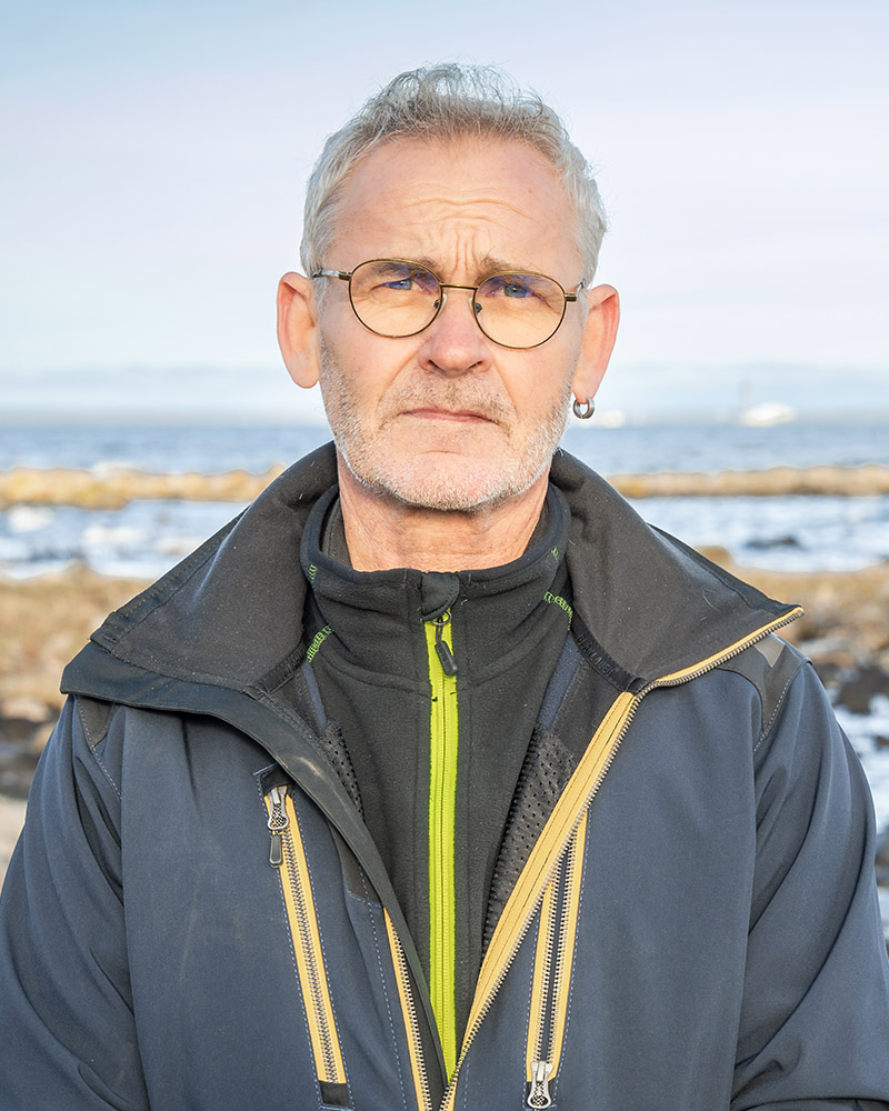 Porträttbild av Bengt-Arne vid stranden i Krokås.