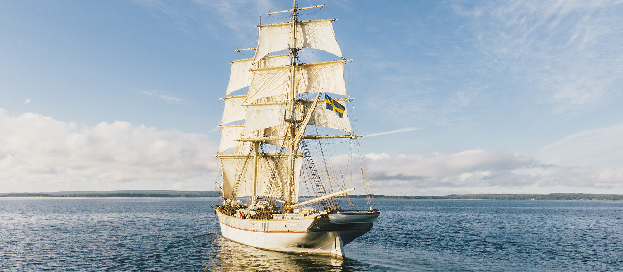 Briggen Tre Kroner seglar in mot Sölvesborg