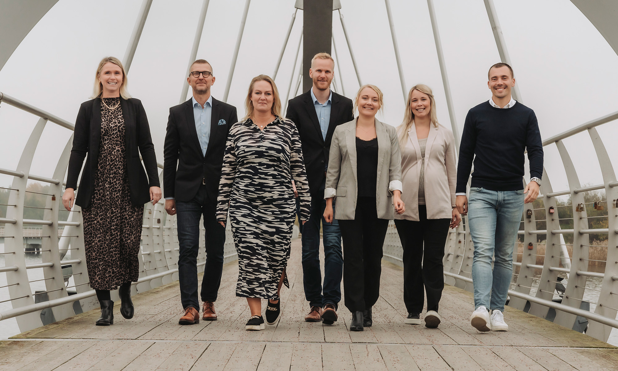 Företagsteamet går mot kameran på Sölvesborgsbron