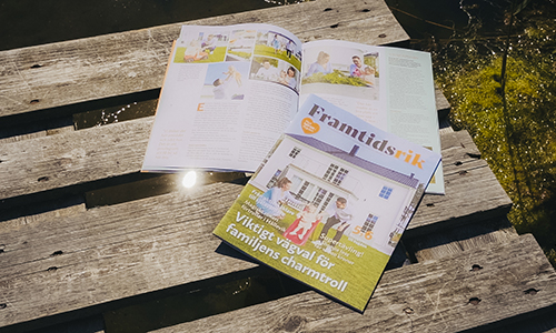 Tidningen framtidsrik ligger på en brygga.