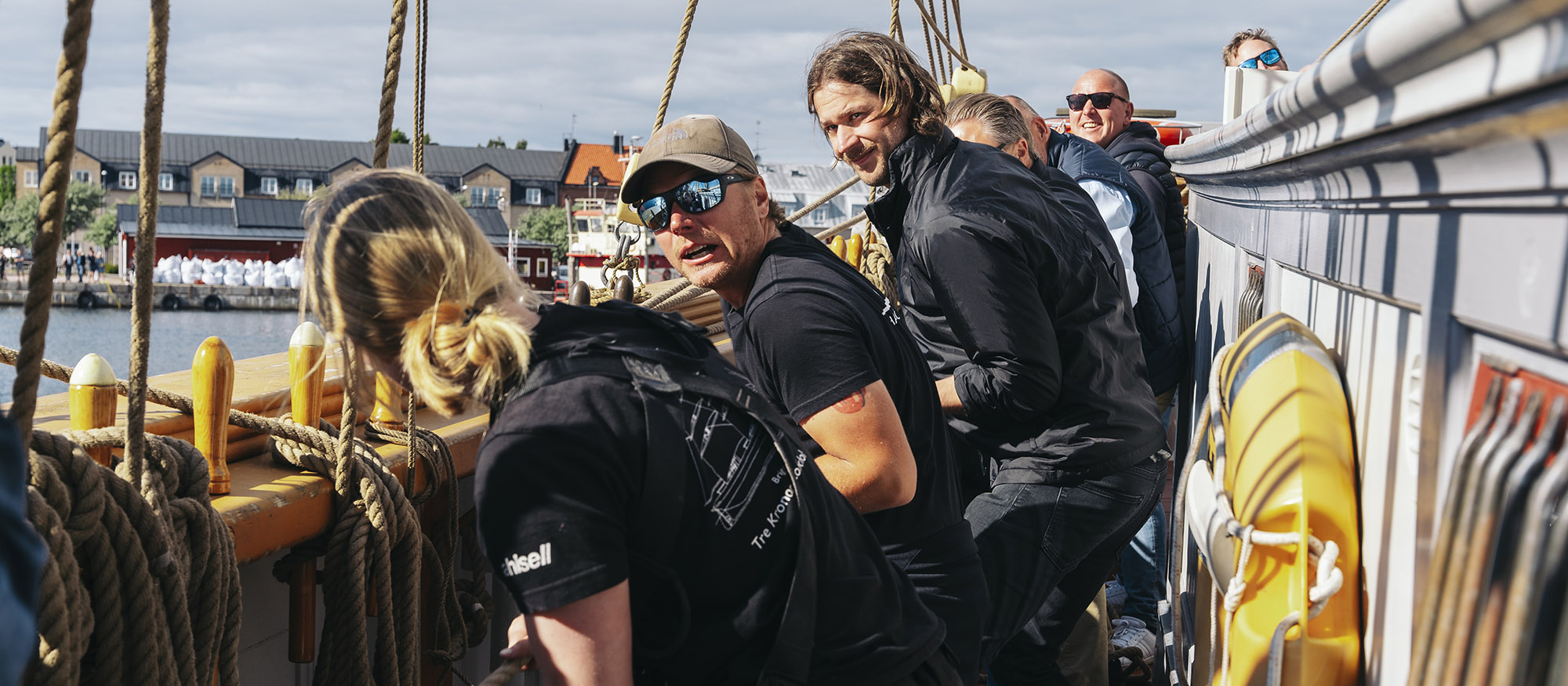 Passagerare på Tre Kronor hjälper till att hissa segel