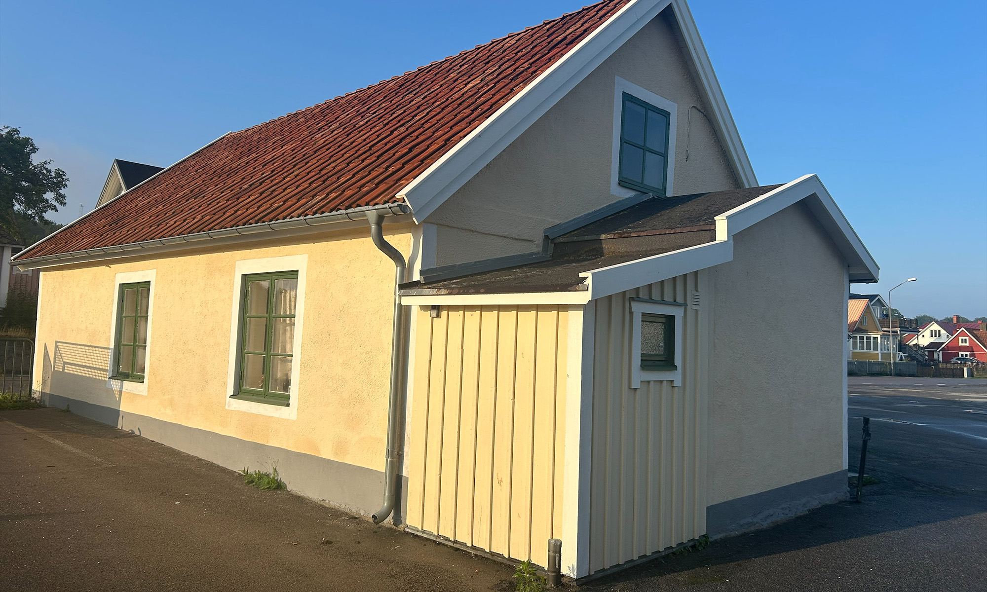 Hörviks gamla skola i morgonljus