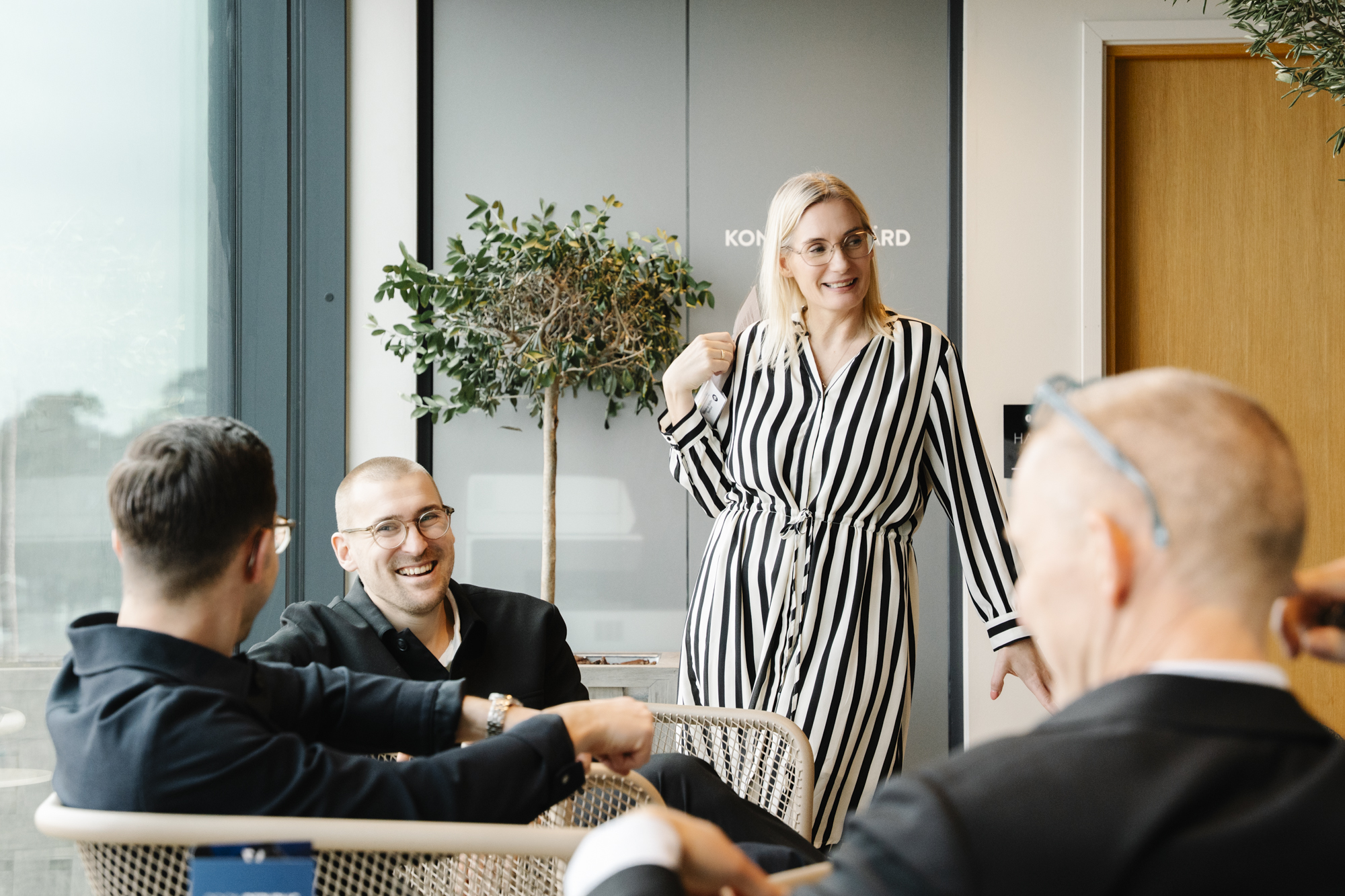 Kollegor på banken samtalar med varandra
