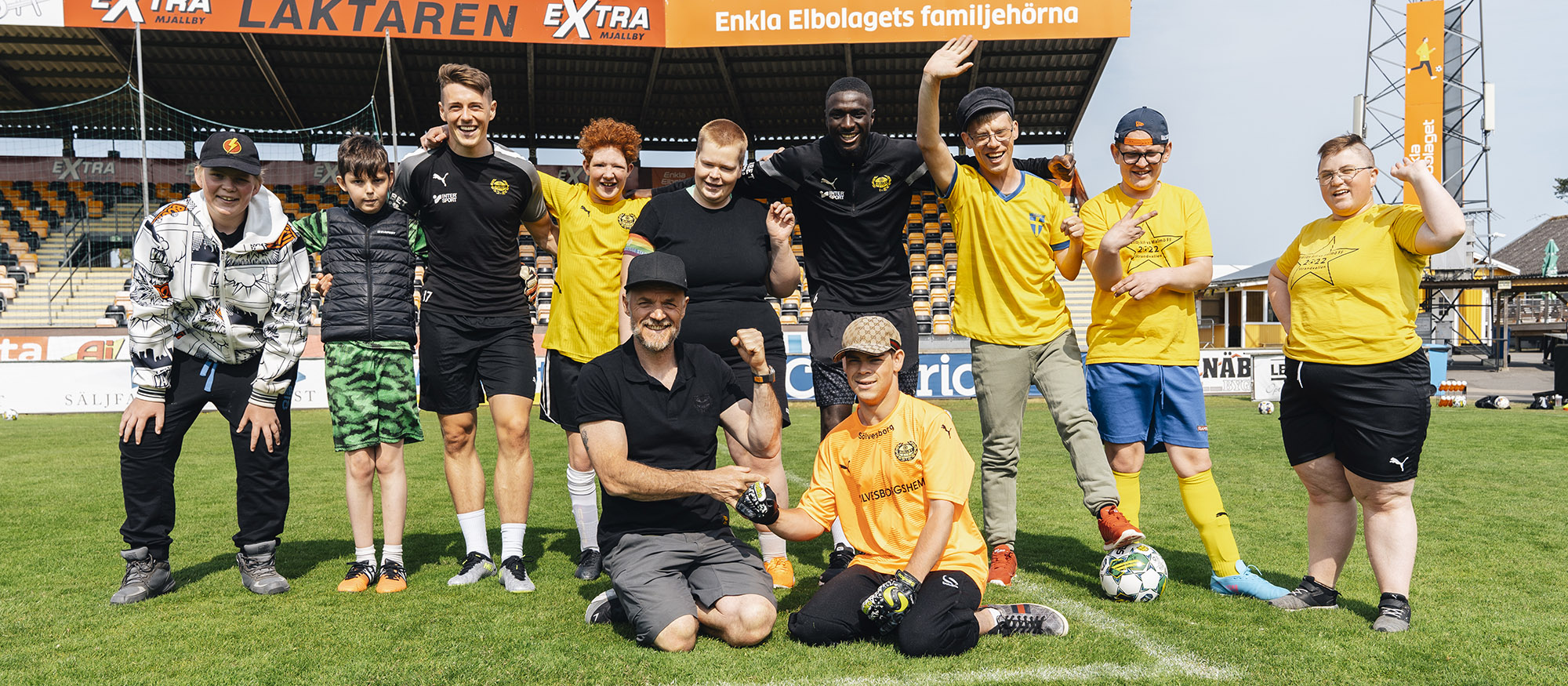 Lagbild på Mjällby Allstars på Strandvallens gräsplan