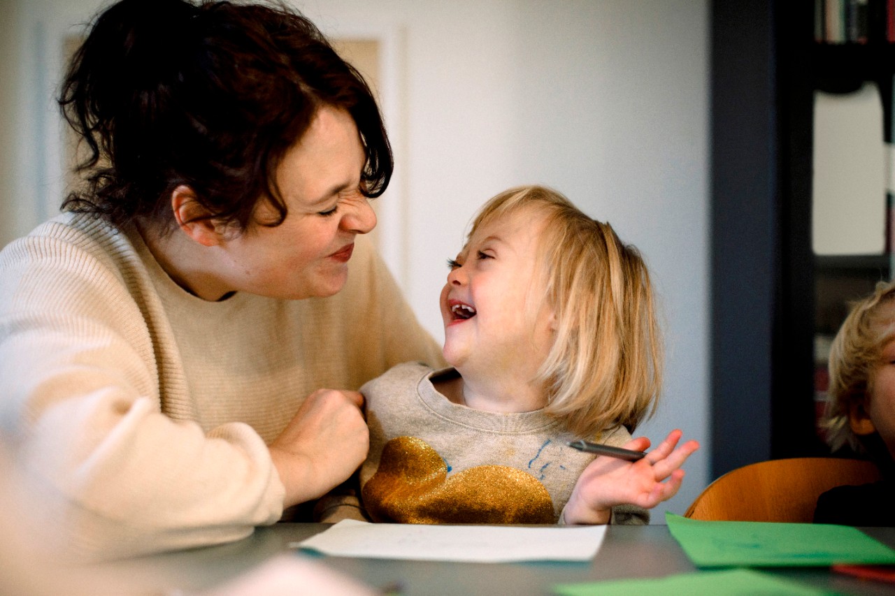 Mamma och dotter pysslar i köket