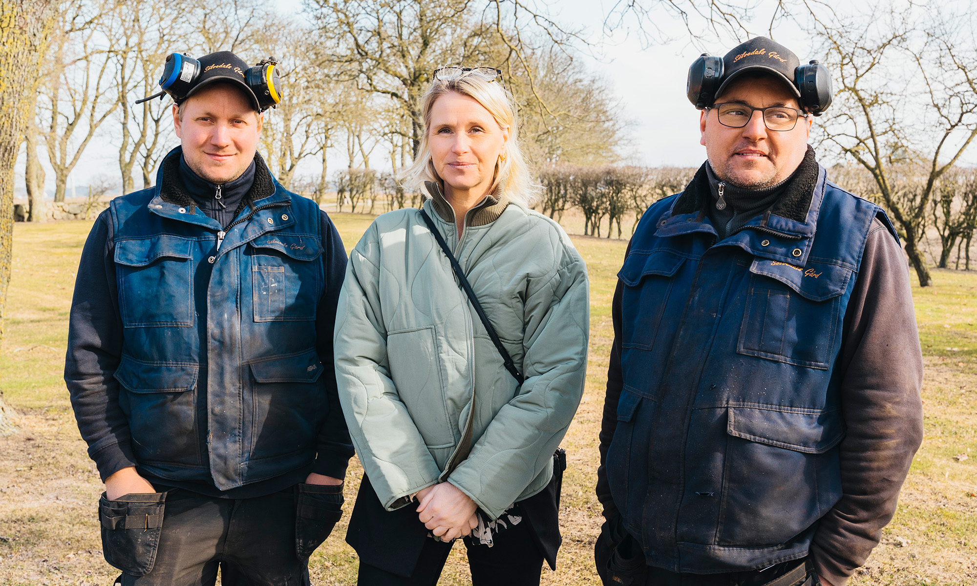 Mattias och Martin står tillsammans med Helena vid gårdsentrén.