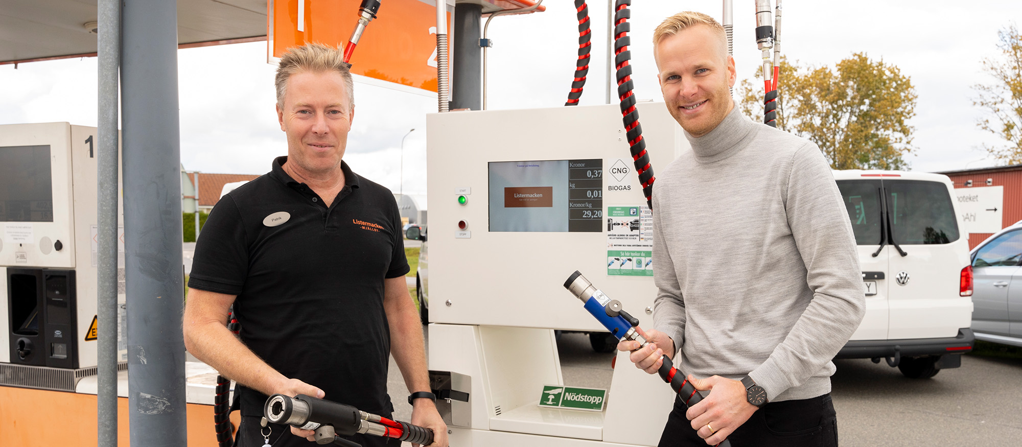 Patrik och Andreas står vid biogaspumpen