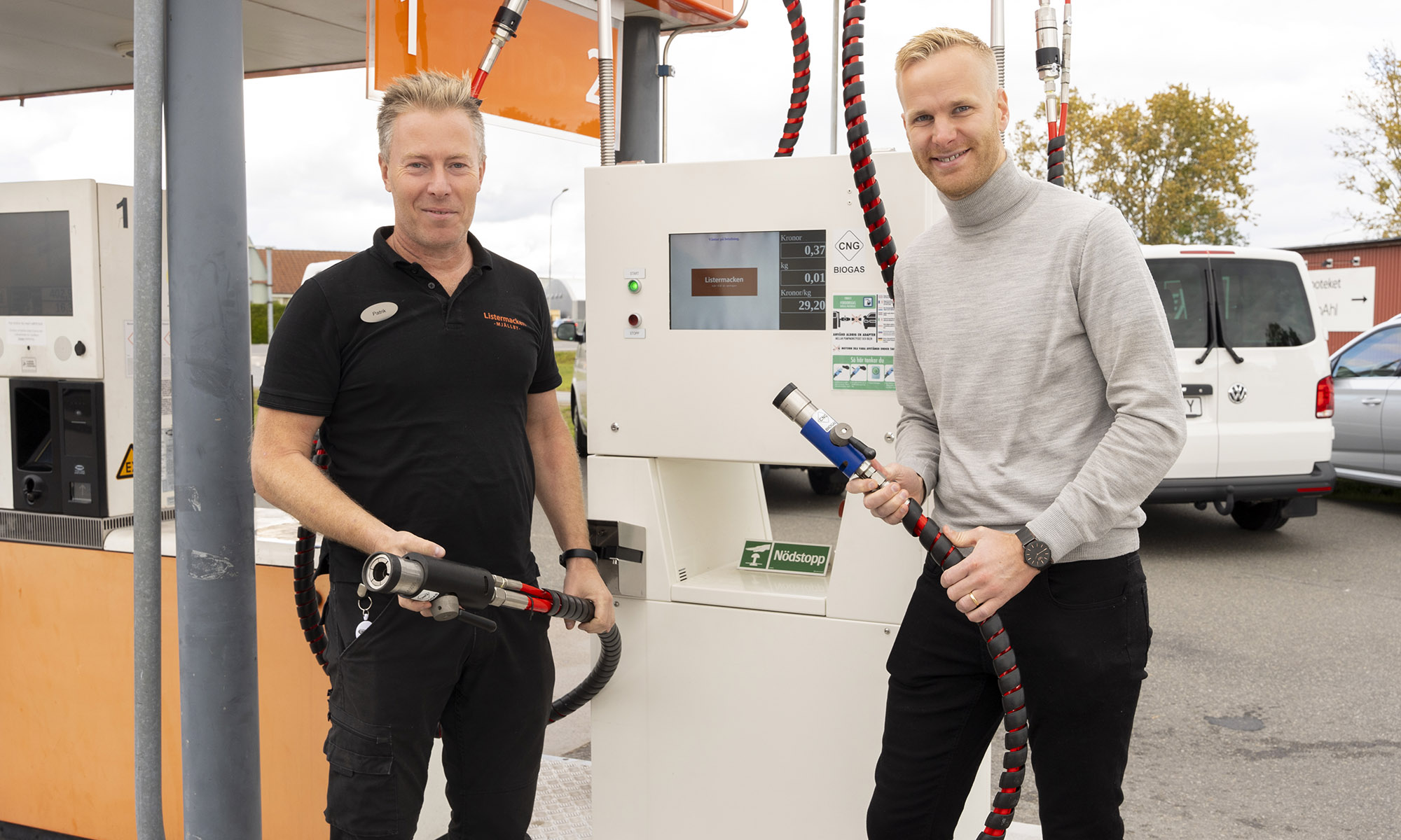 Patrik och Andreas står vid biogaspumpen