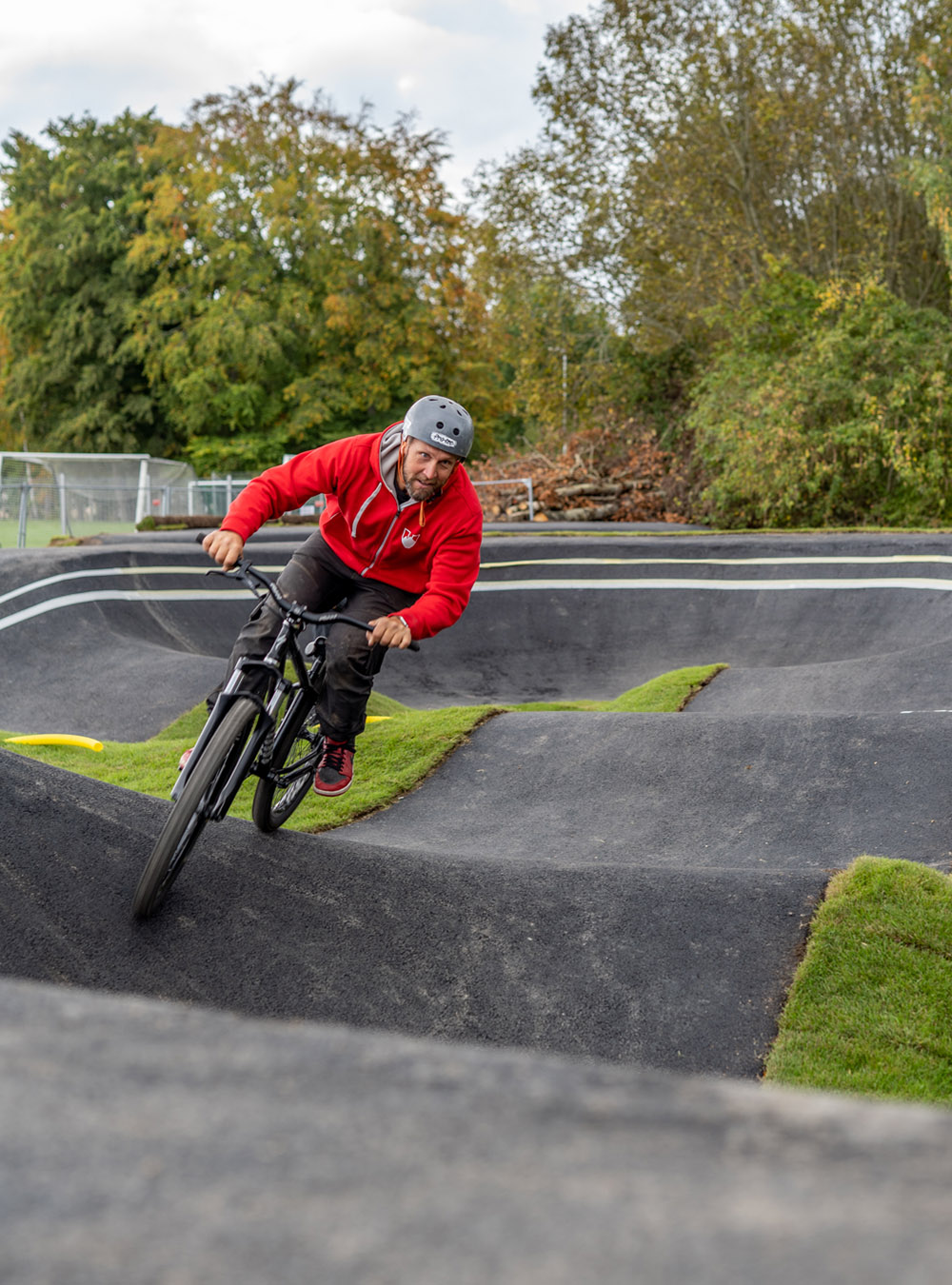 Cyklist cyklar på den nylagda pumptrackbanan