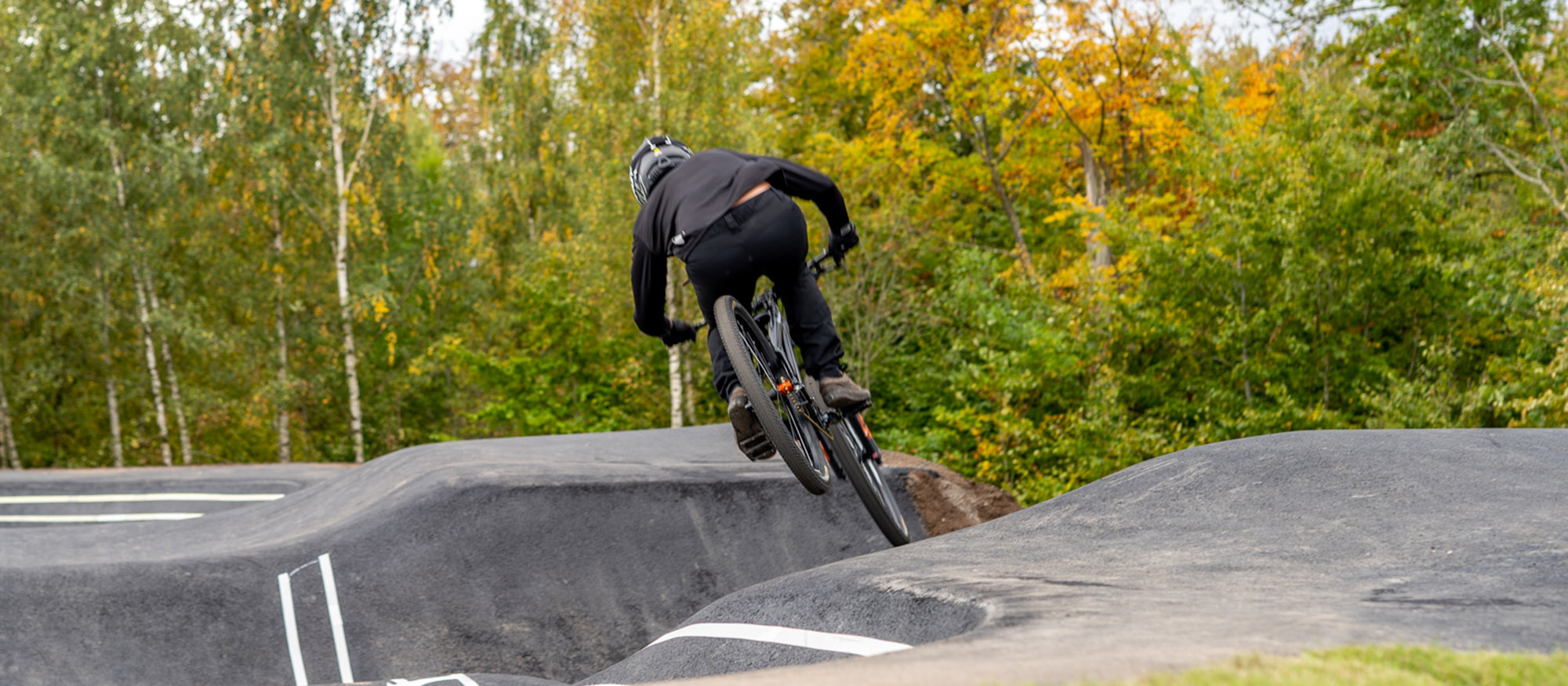 Cyklist cyklar på den nylagda pumptrackbanan