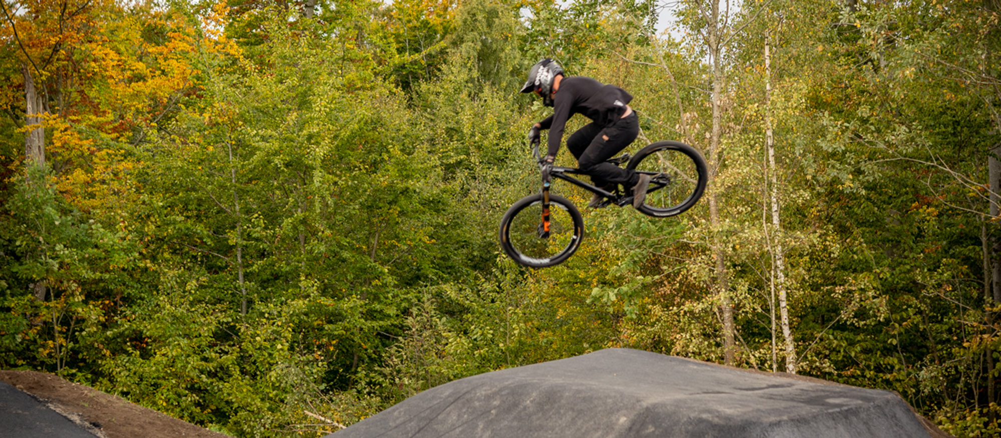 Cyklist hoppar på ett gupp på Pumptrackbanan