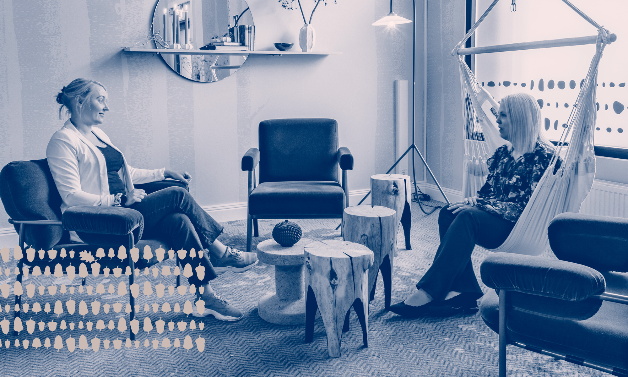 Två medarbetare har möte i en loungemiljö i bankhuset.