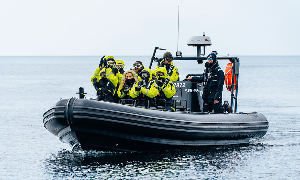 Ribbåt med elever från Furulundsskolan på väg in i Nogersunds hamn