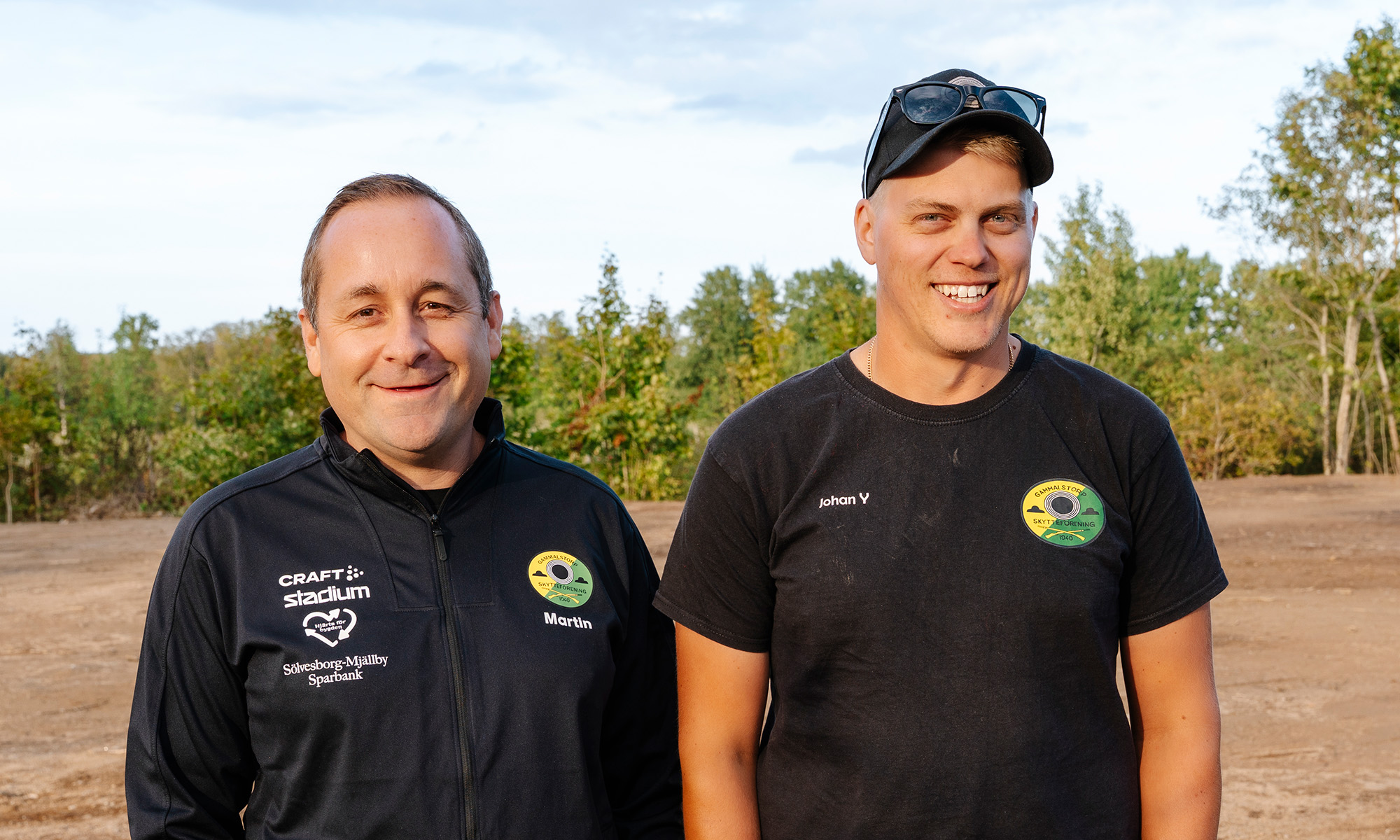 Martin och Johan framför planen där hallen ska byggas