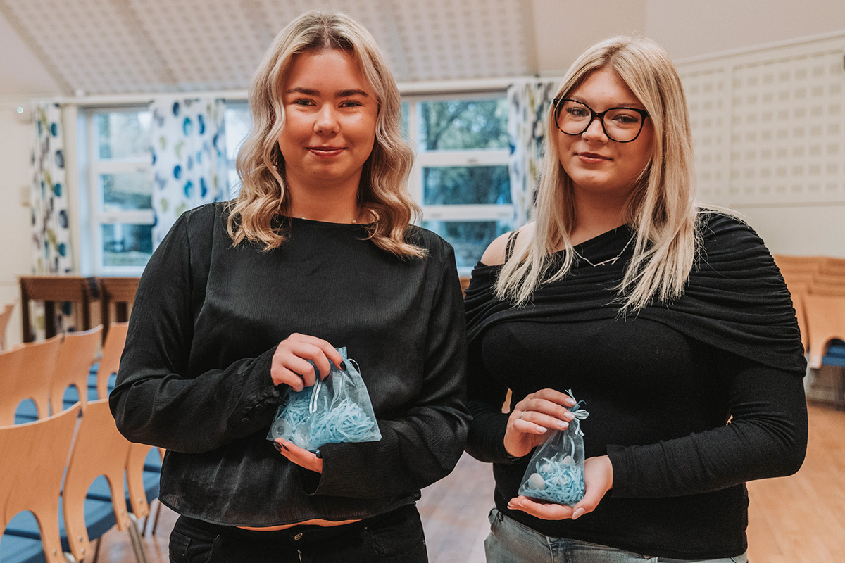 Thyra och Tyra visar sin produkt