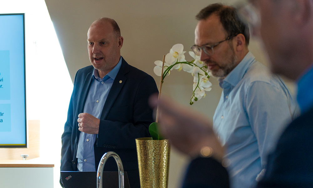 Stefan Ohlson berättar om Expedition Rädda Östersjön för kommunens politiker