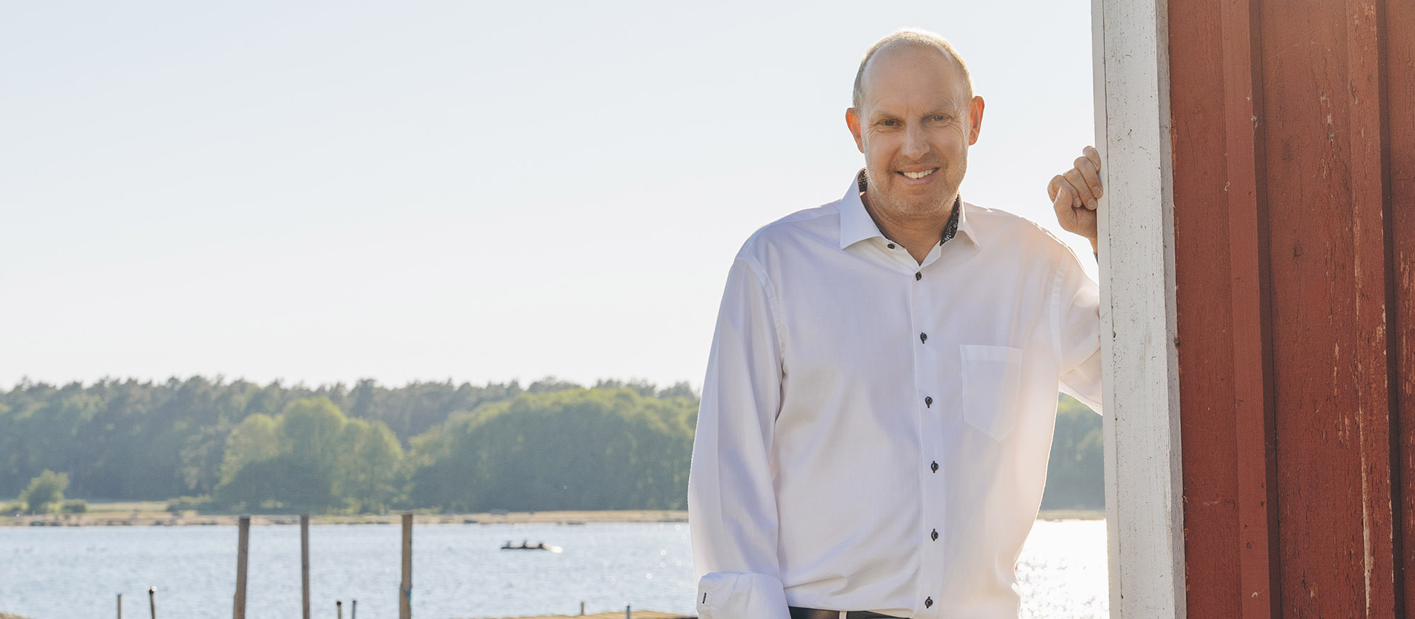 Stefan står vid en fiskebod på Tocken