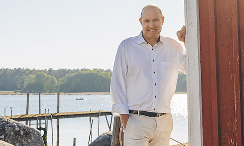 Stefan står vid en fiskebod på Tocken