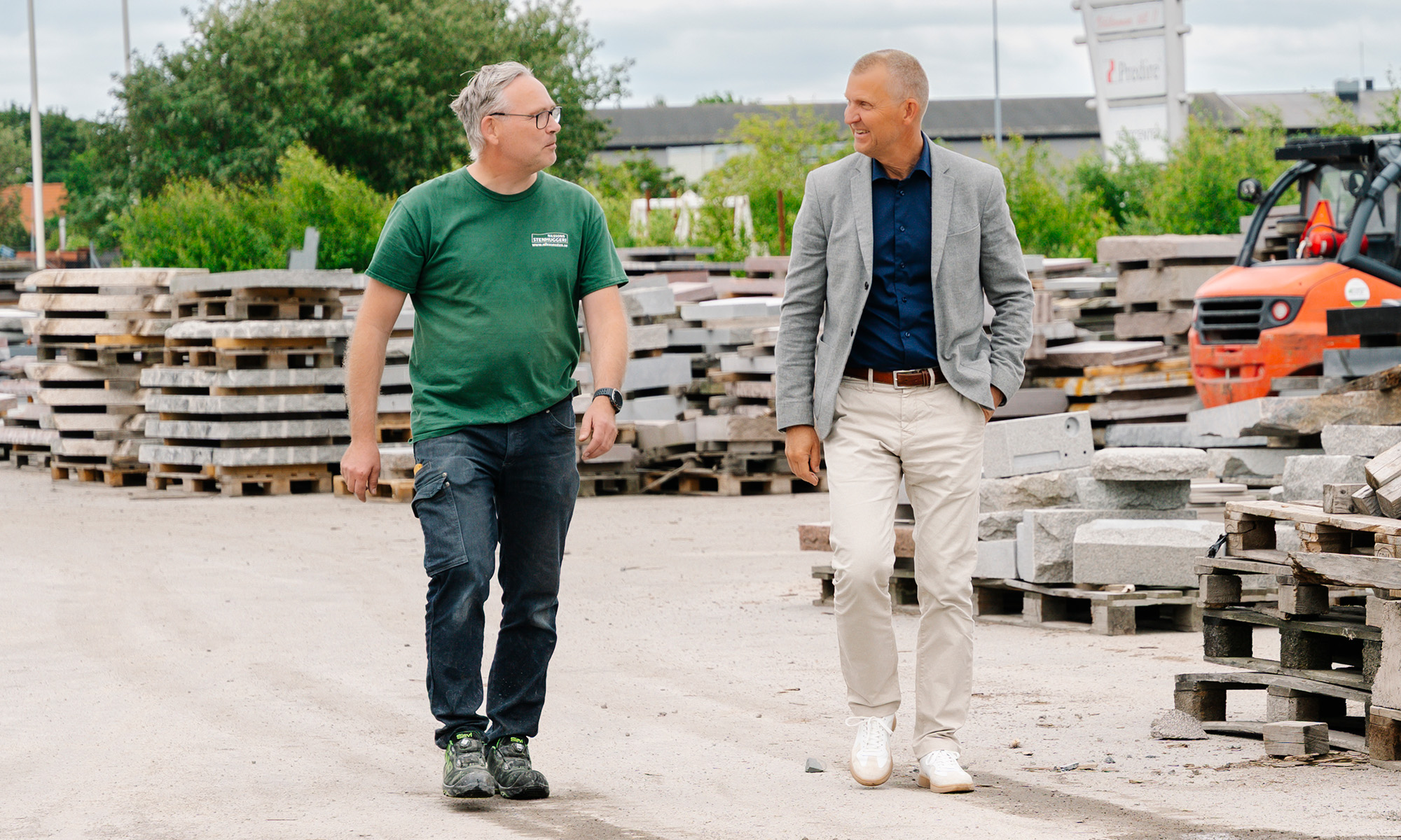 Niklas och Henric promenerar mot kameran på stenhuggeriets gård