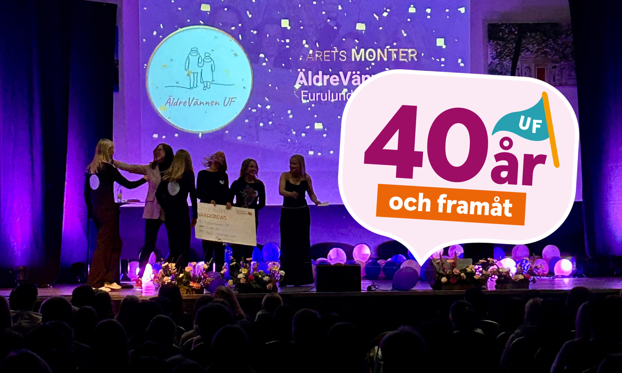 Bild på scenen när UF-företaget Äldrevännen tar emot pris för bästa monter