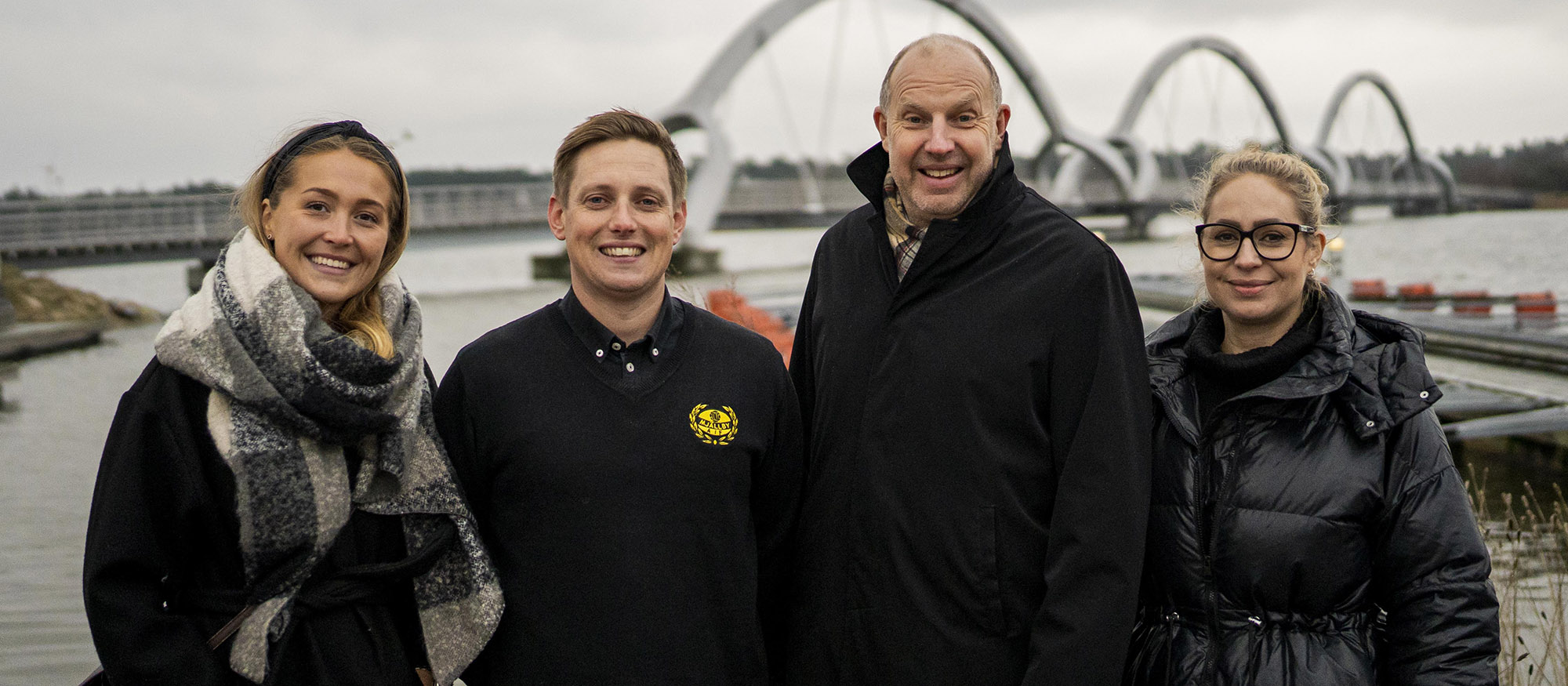 Klara och Daniel från MAIF står tillsammans med Stefan och Susann från banken framför Sölvesborgsbron.