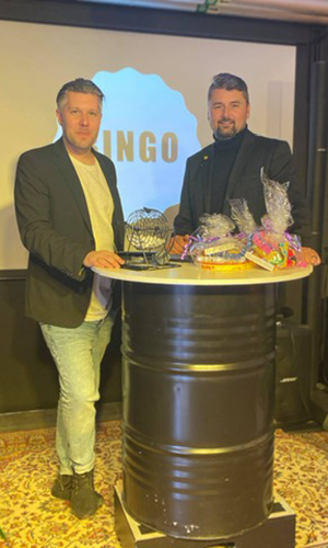 Lukas Wägbo och Fredrik Danielsson står vid bingo-bordet