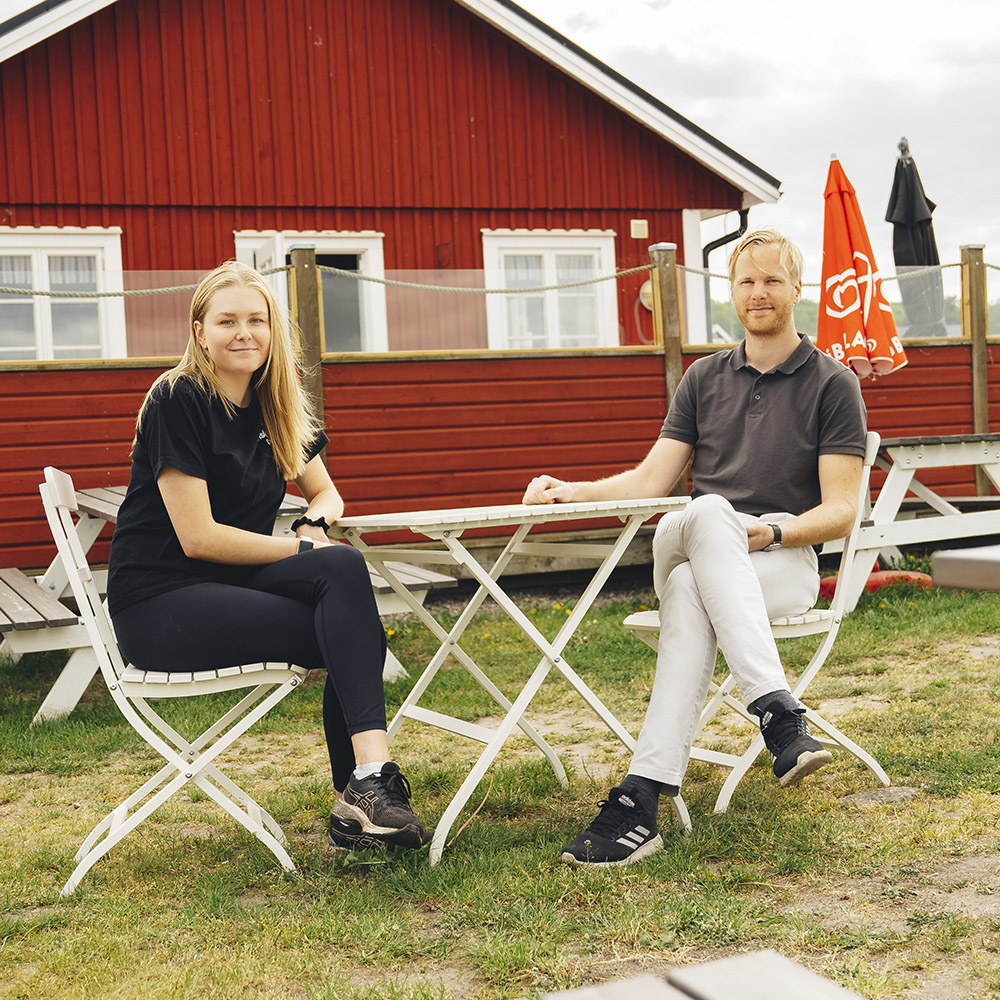 Jasmine och Andreas (företagsrådgivare på banken) sitter på restaurangens uteservering