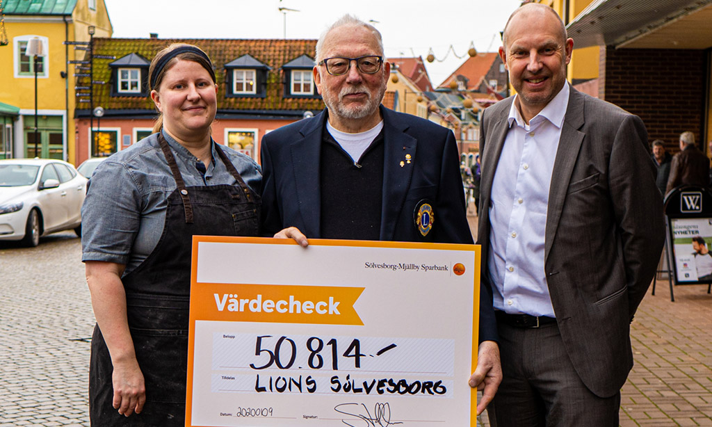 Lions tar emot stipendium från Sparbanken