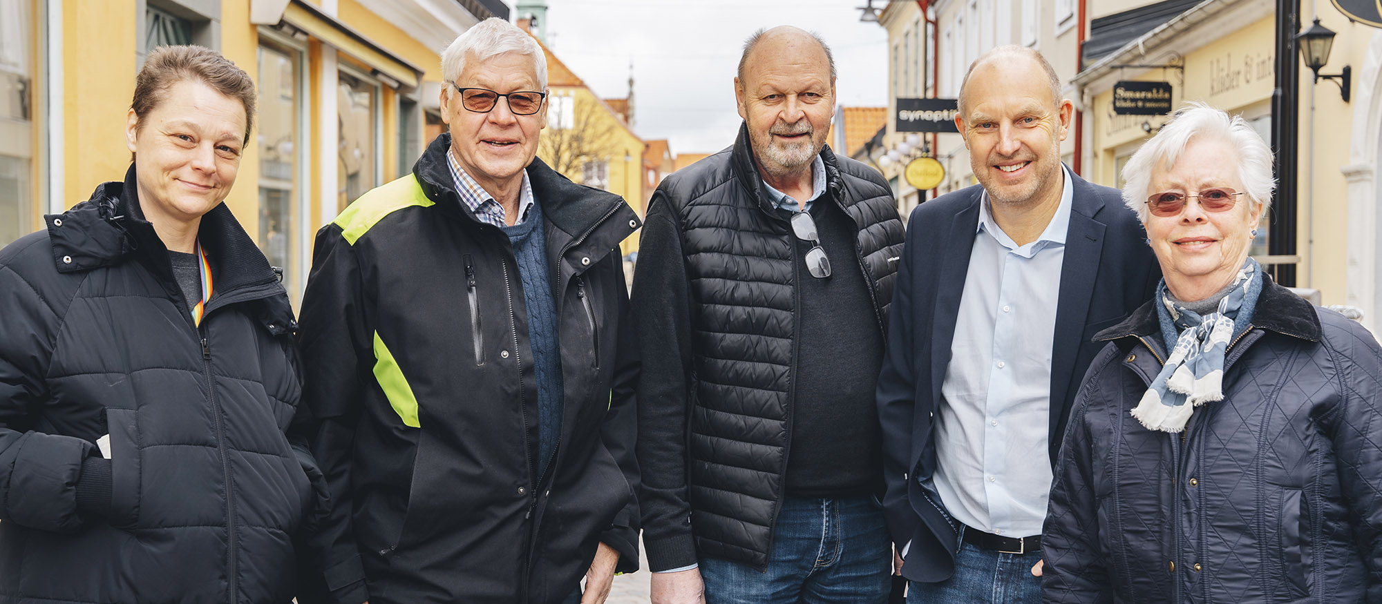 Representanter från tre av kommunens föreningar tillsammans med Stefan Ohlson på Södergatan.