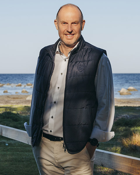 Stefan Ohlson, VD på Sparbanken, står på Tocken med havet i bakgrunden.
