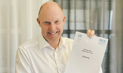 Stefan håller upp det undertecknade avtalet