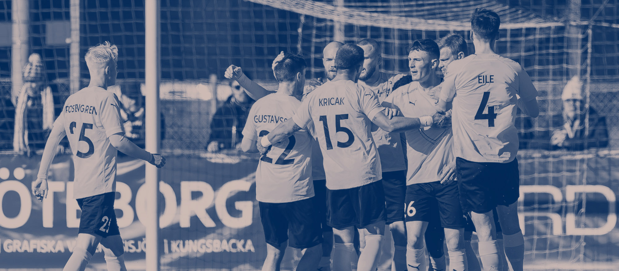 MAIF firar ett mål på fotbollsplanen