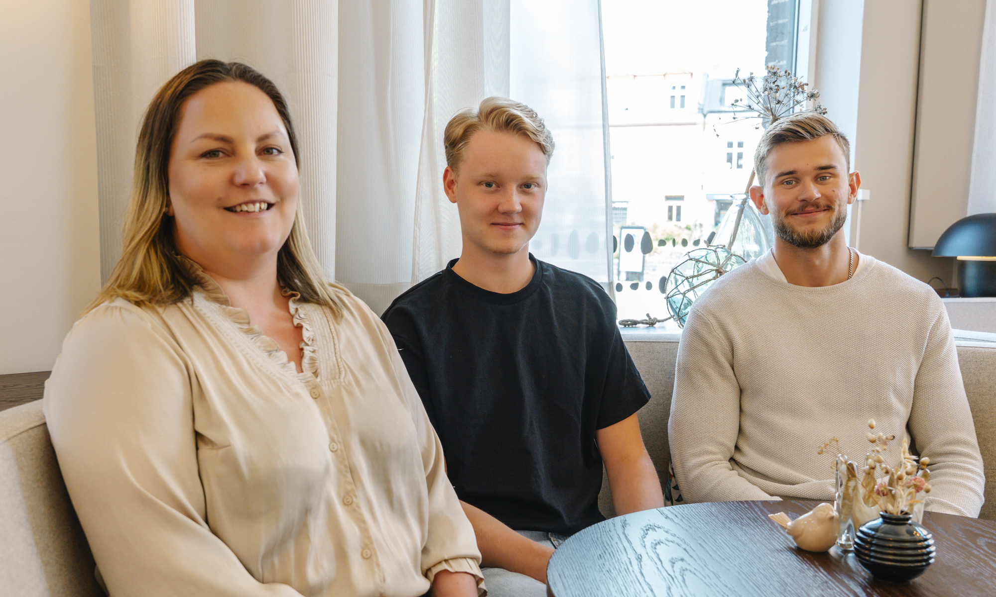 Emelie, Julle och Anton sitter i soffan i banksalen