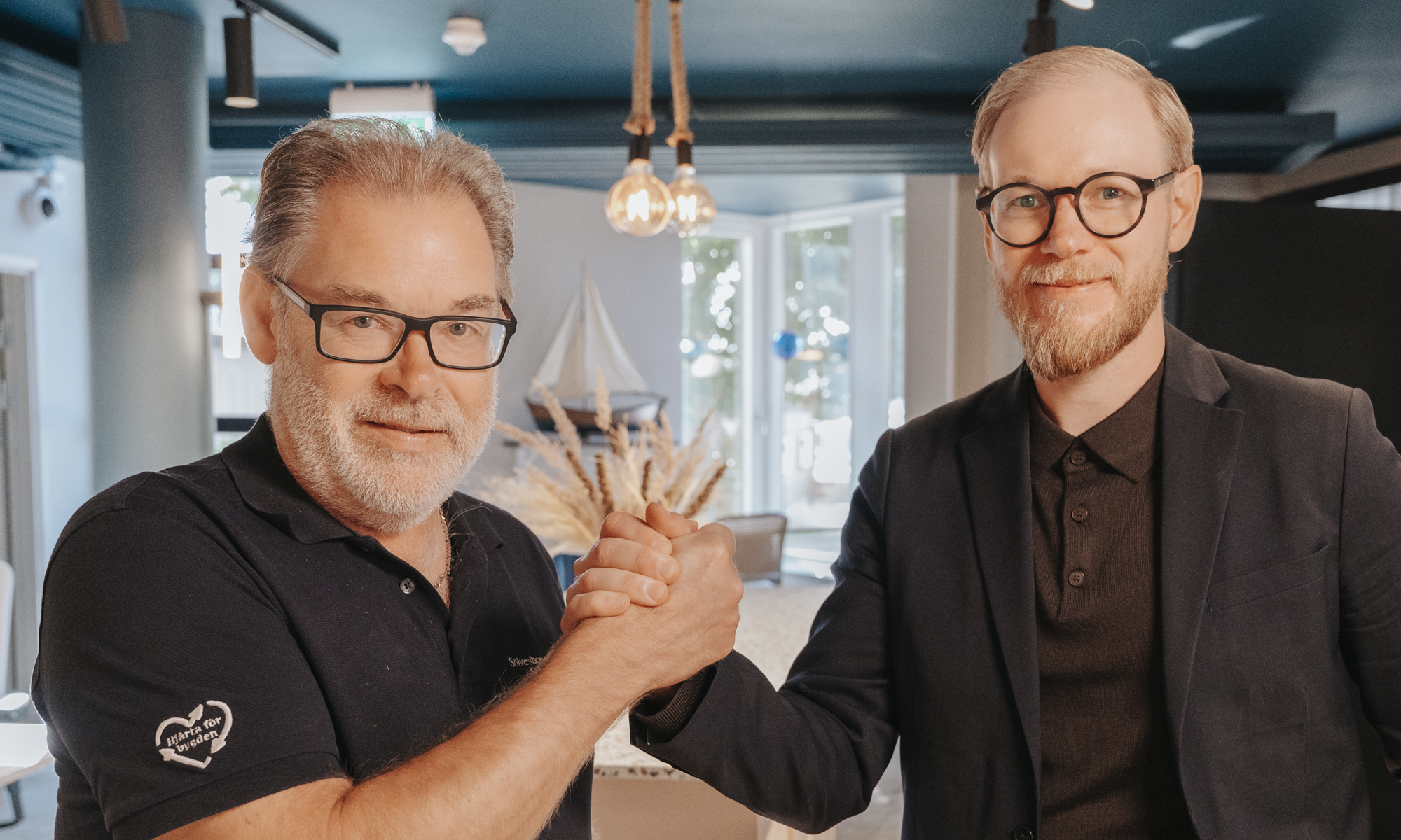 Jocke och Hampus delar ett handslag